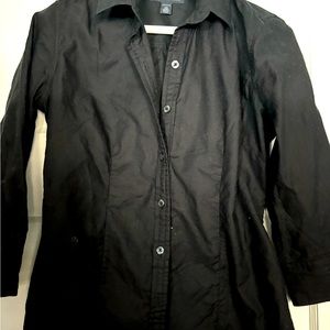 Fitted stretch classic button shirt.